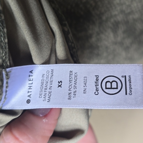 Athleta Zuma Printed Top V Neck High Low Size XS Women’s Viper Shadow Olive - Picture 14 of 15